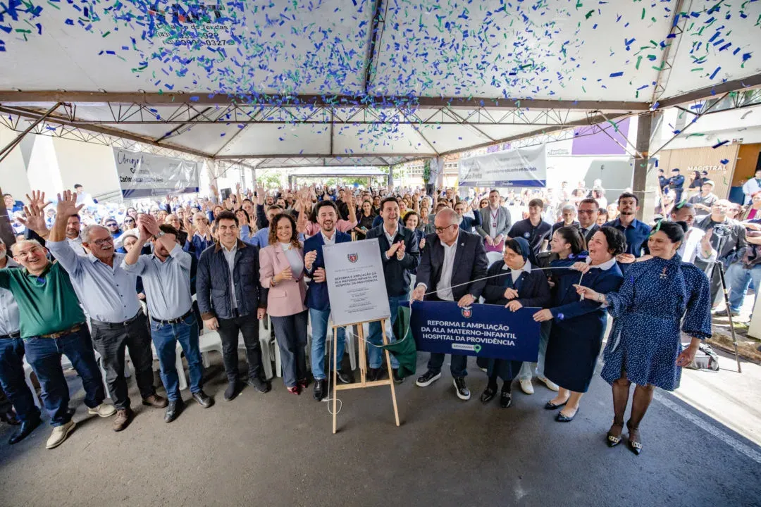 Autoridades durante a inauguração da nova ala materno-infantil do Hospital da Providência, em Apucarana